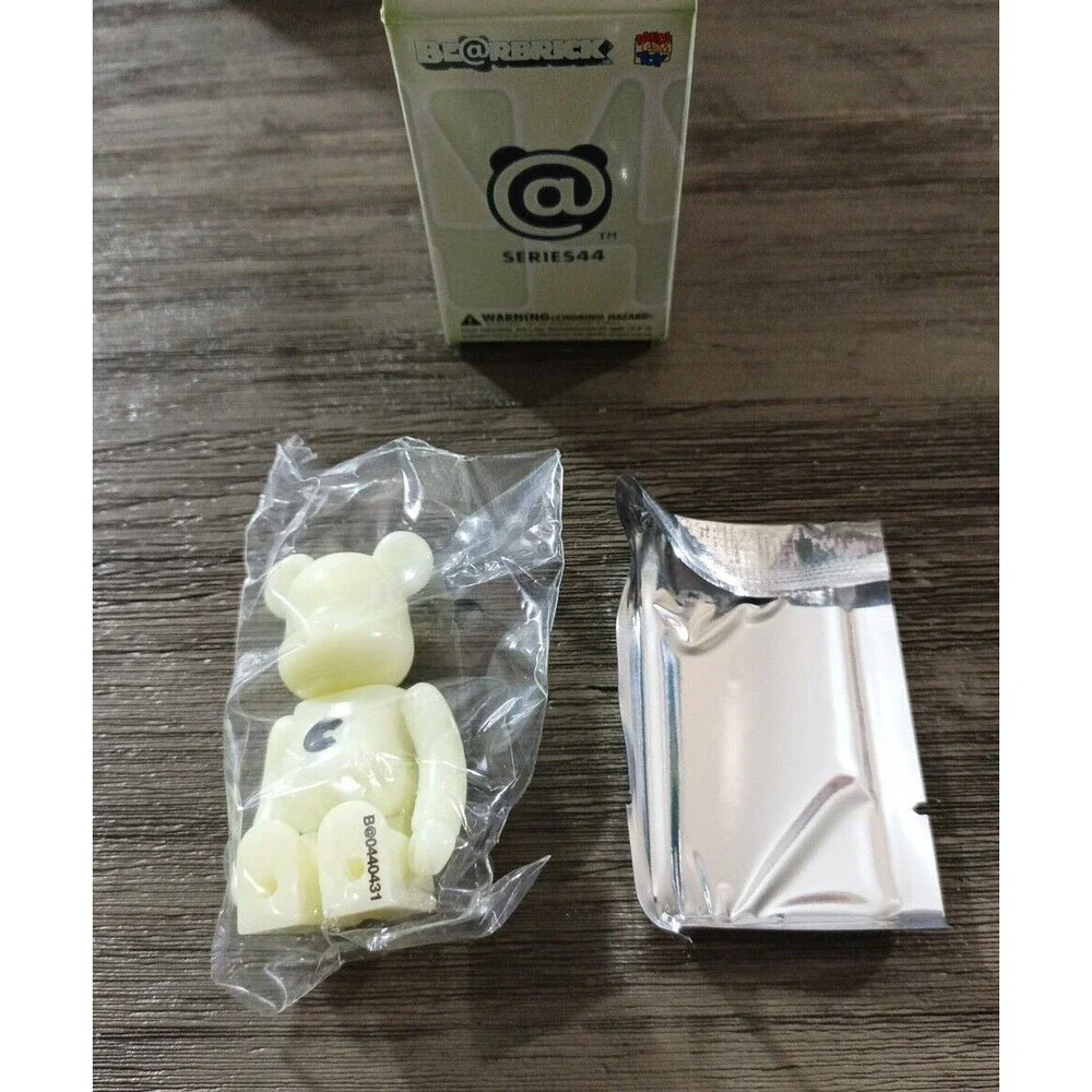 Bearbrick 100% Series 44 Basic C Glow Open Box